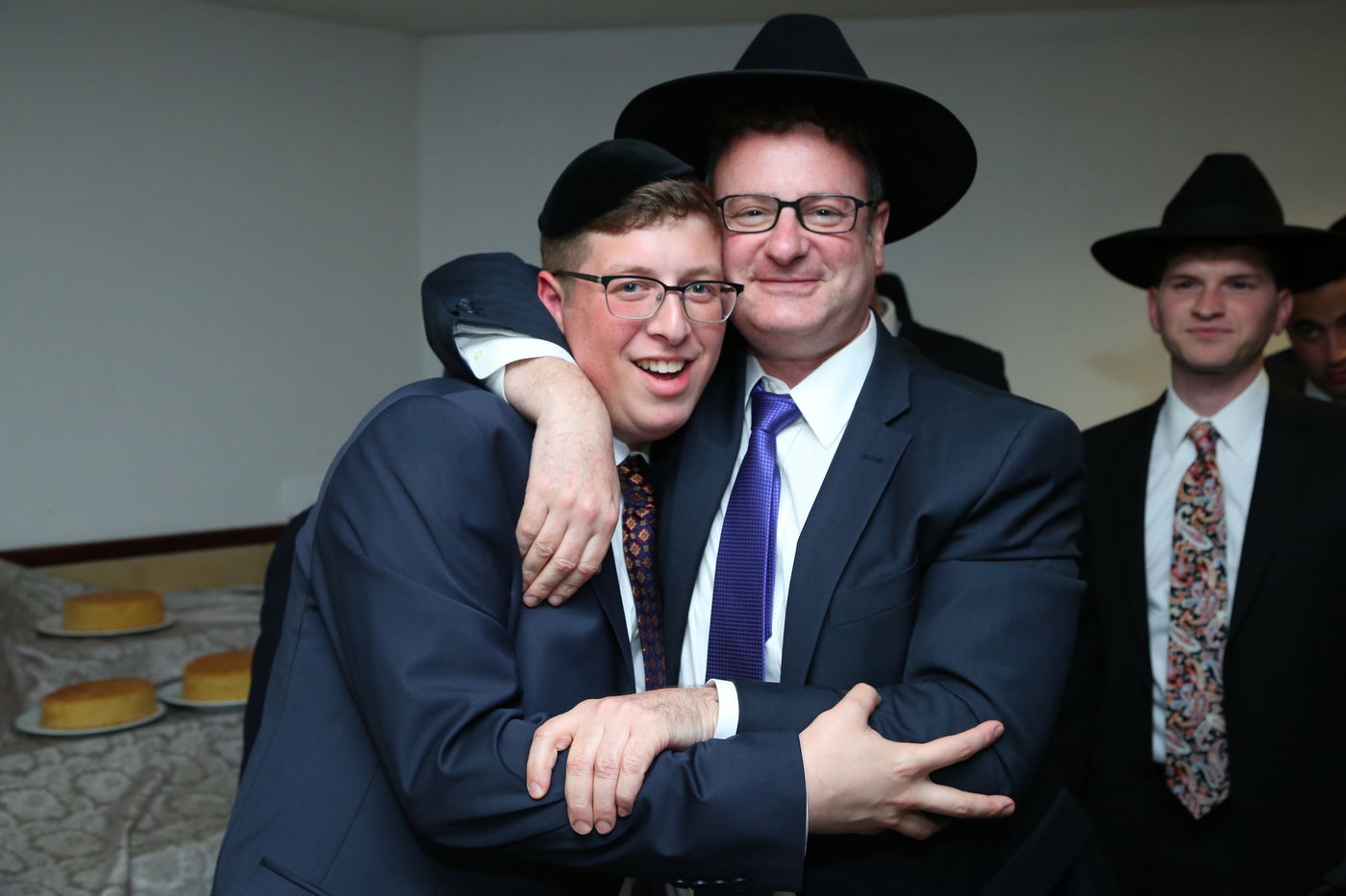 שמוליק גרינברג אירס את בתו, אבוטבול שר "ריבון העולמים" • צפו