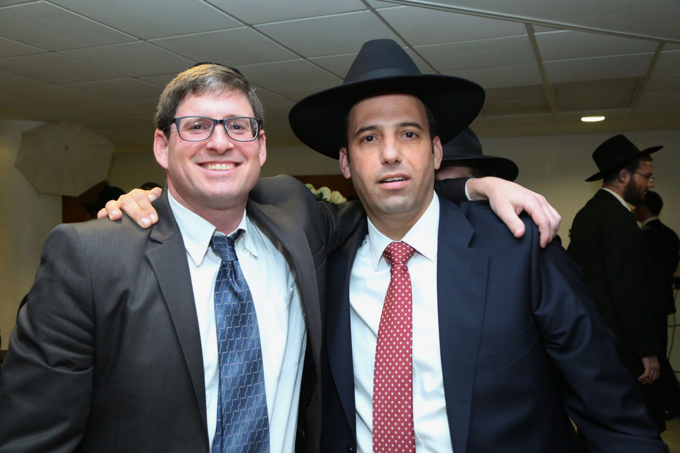 שמוליק גרינברג אירס את בתו, אבוטבול שר "ריבון העולמים" • צפו