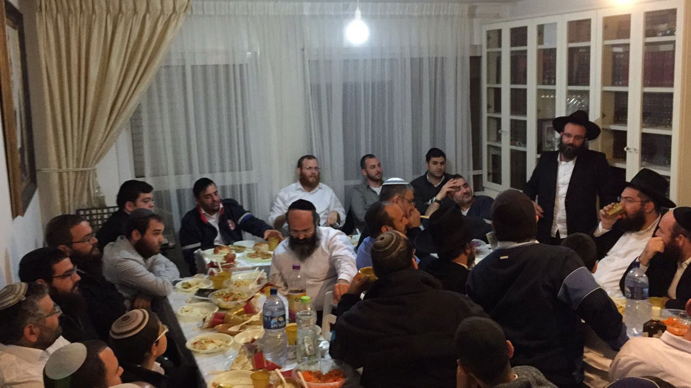 צפו בתמונות: פצוע פיגוע הדקירה חגג עם חבריו בסעודת הודיה