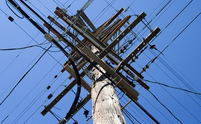 עובד שנפגע מעמוד חשמל יקבל פיצוי של 80 אלף שקל