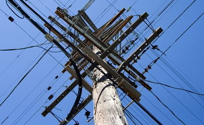 עובד שנפגע מעמוד חשמל יקבל פיצוי של 80 אלף שקל