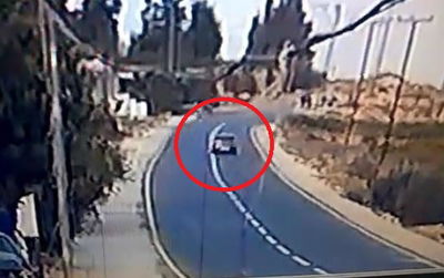 תיעוד מחריד: המחבל סוטה מהכביש ודורס לוחם מג"ב