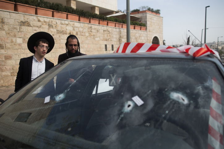 צפו בתיעוד: שוטרים מחסלים את שני המחבלים בירושלים