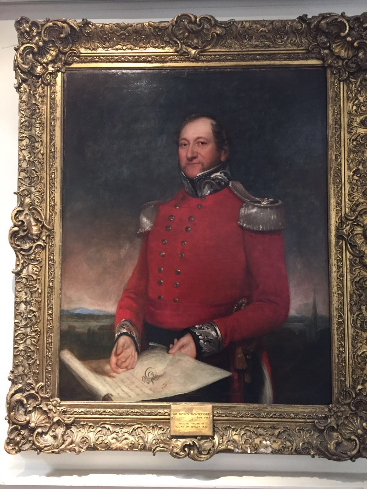 תמונתו של משה מונטיפיורי התלויה במבואת בית הכנסת וניתנה במתנה על ידי הסולטן הטורקי דאז