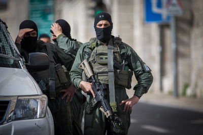 צפו בתיעוד: שוטרים מחסלים את שני המחבלים בירושלים