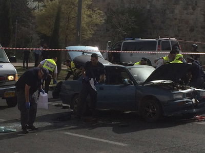 רכב המחבלים לאחר שנורו ברחוב הצנחנים