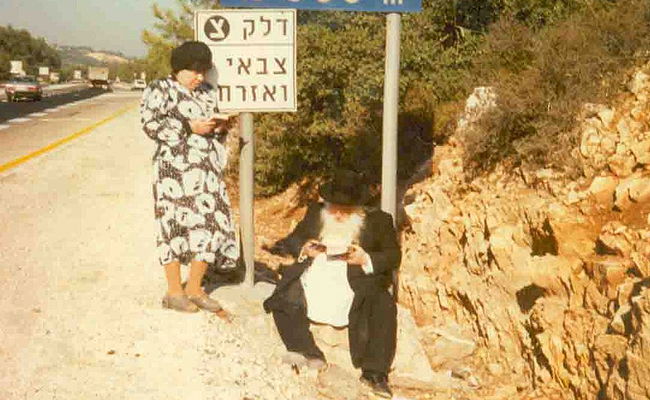 מרן הגר"ח קורא תהילים בצד הדרך, כאשר רכבו נתקע