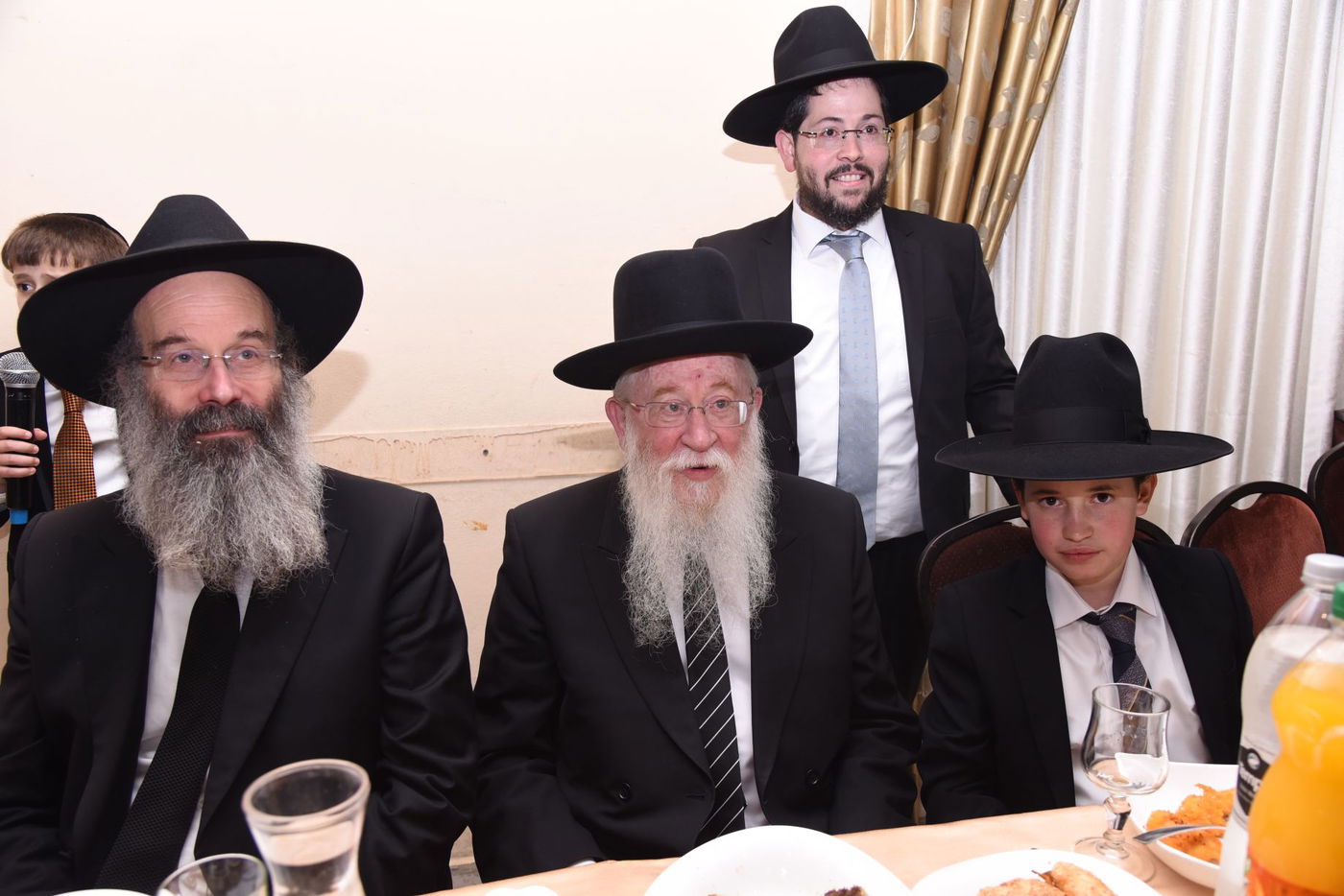 כל המי ומי הצטופפו בשמחת בר המצווה לנכד ח"כ גפני • צפו