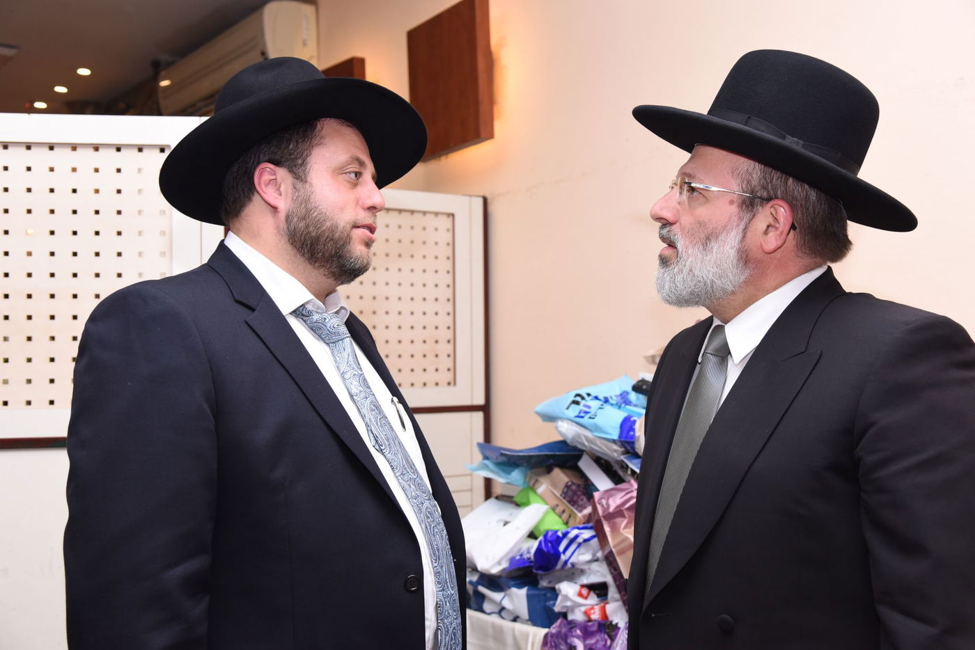 כל המי ומי הצטופפו בשמחת בר המצווה לנכד ח"כ גפני • צפו