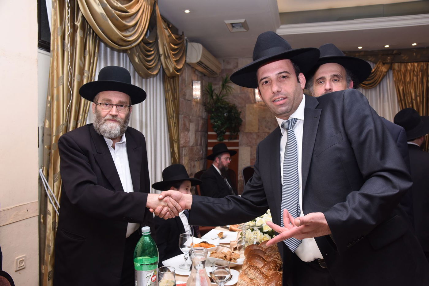 כל המי ומי הצטופפו בשמחת בר המצווה לנכד ח"כ גפני • צפו