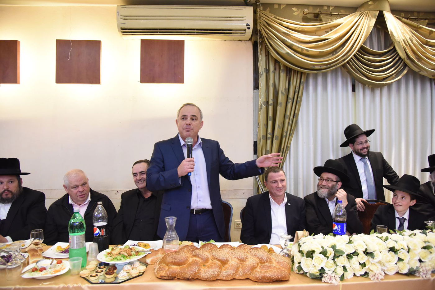 כל המי ומי הצטופפו בשמחת בר המצווה לנכד ח"כ גפני • צפו