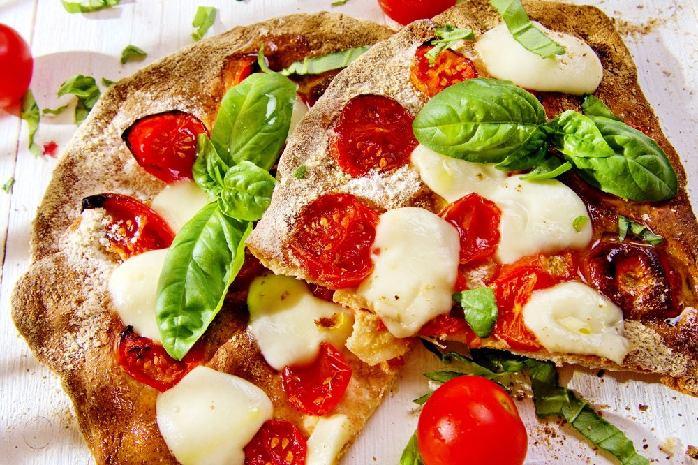 פיצה מקמח מלא עם עגבניות שרי ומוצרלה