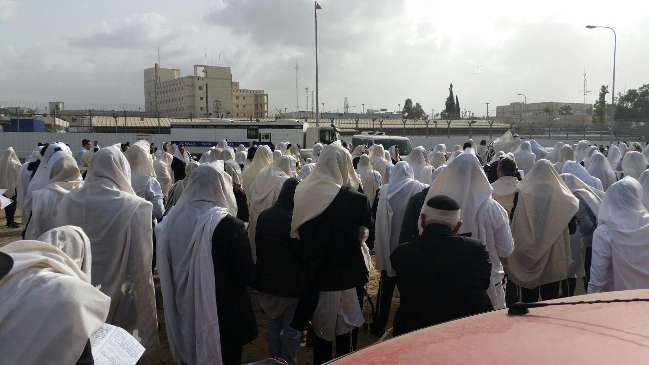 בשערי הכלא: תפילה לרפואת האדמו"ר רבי יאשיהו פינטו