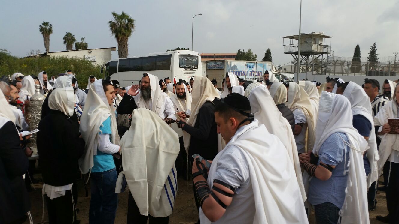 בשערי הכלא: תפילה לרפואת האדמו"ר רבי יאשיהו פינטו