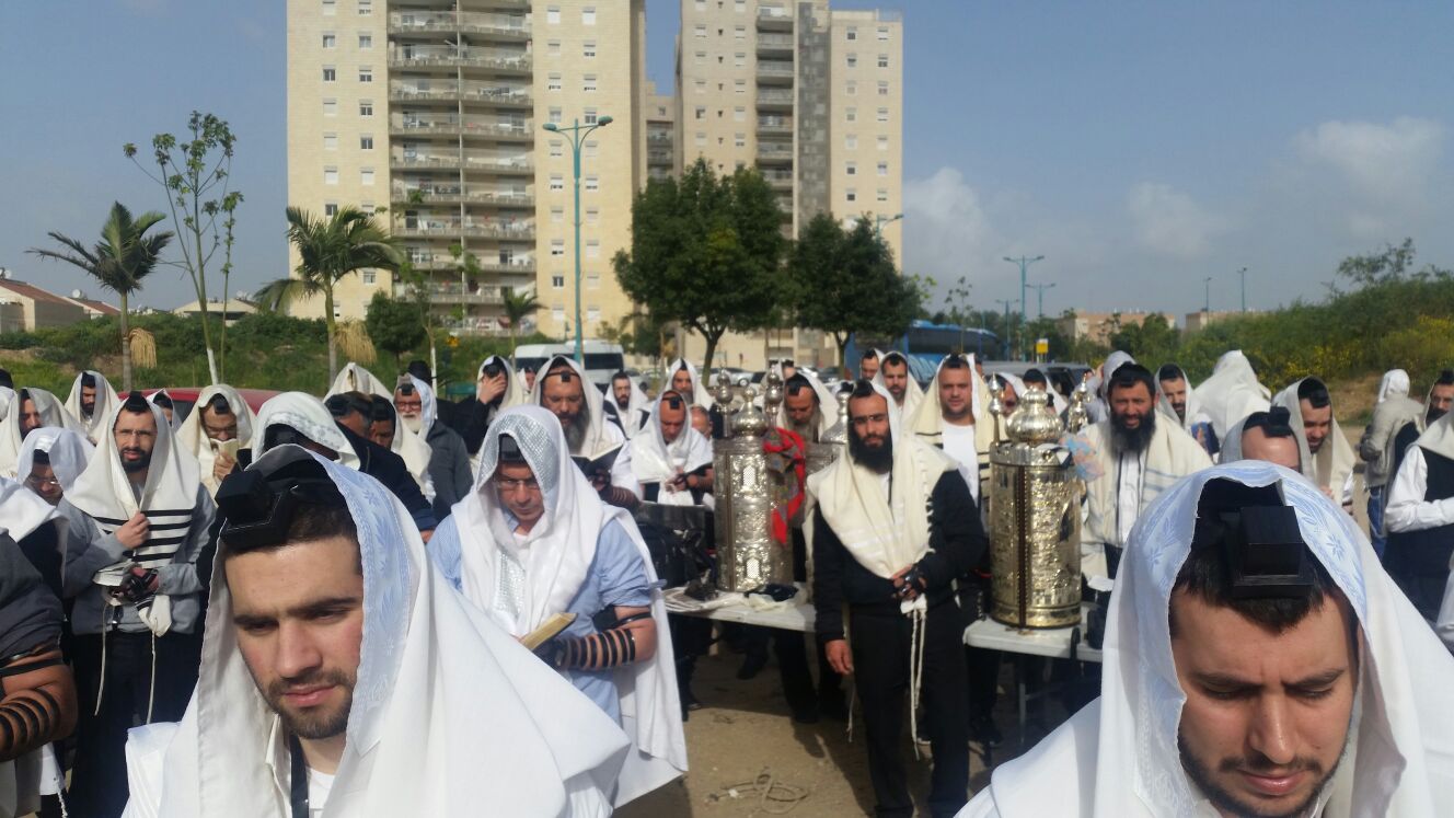 בשערי הכלא: תפילה לרפואת האדמו"ר רבי יאשיהו פינטו