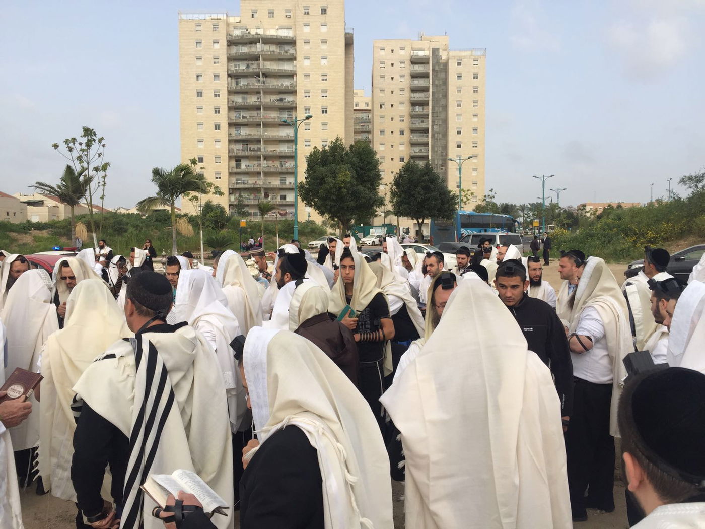 בשערי הכלא: תפילה לרפואת האדמו"ר רבי יאשיהו פינטו