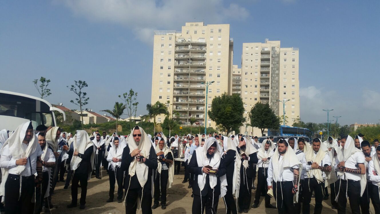 בשערי הכלא: תפילה לרפואת האדמו"ר רבי יאשיהו פינטו