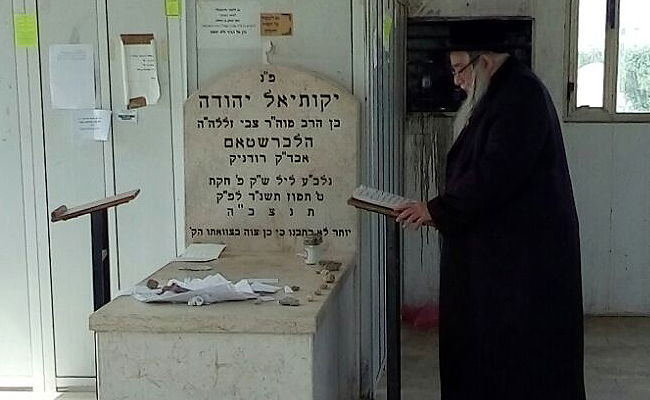 הרבי מצאנז בציון אביו