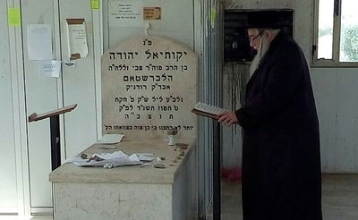 הרבי מצאנז בציון אביו