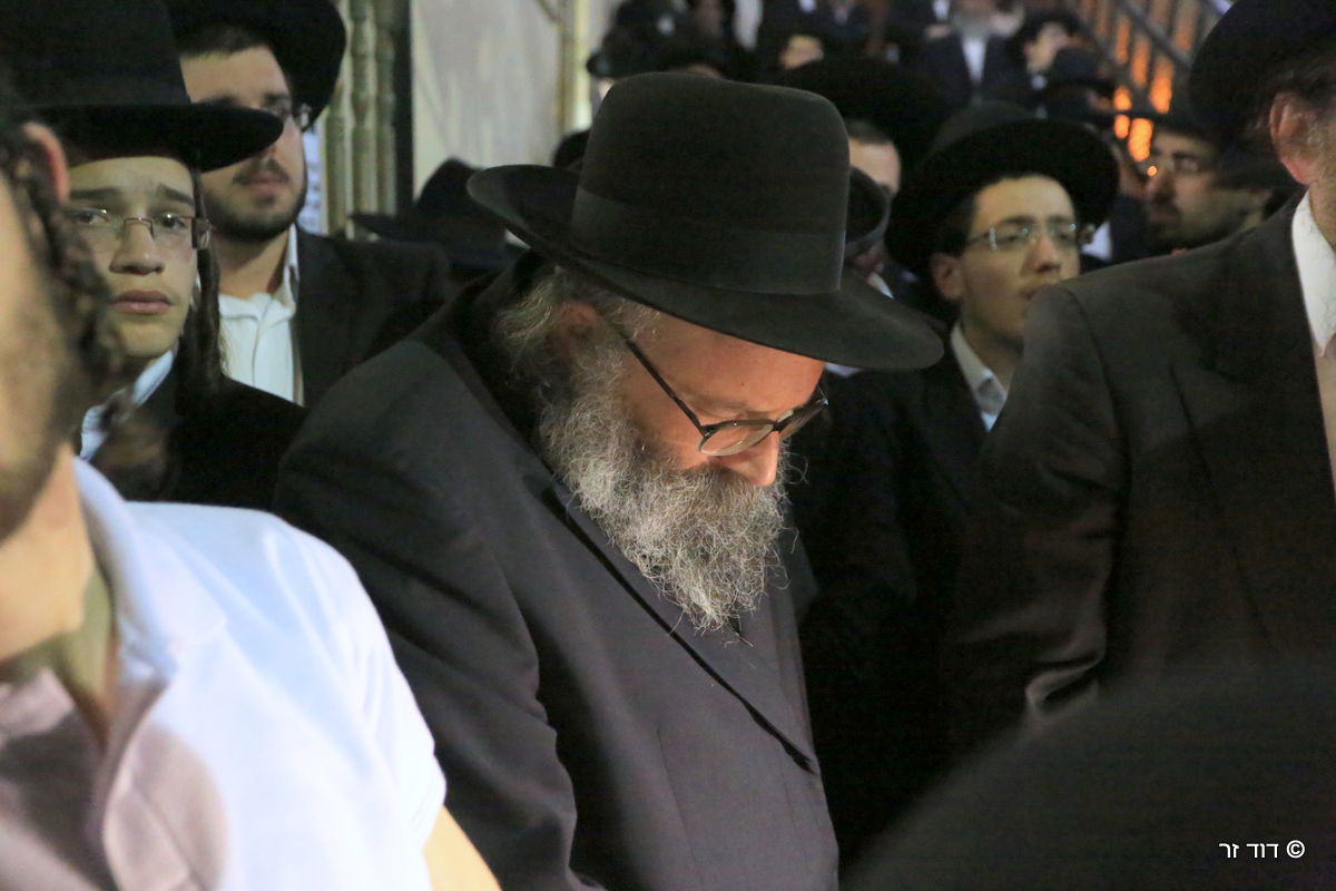 תיעוד דומע: הלוויית הרב ישראל גריינמן ז"ל