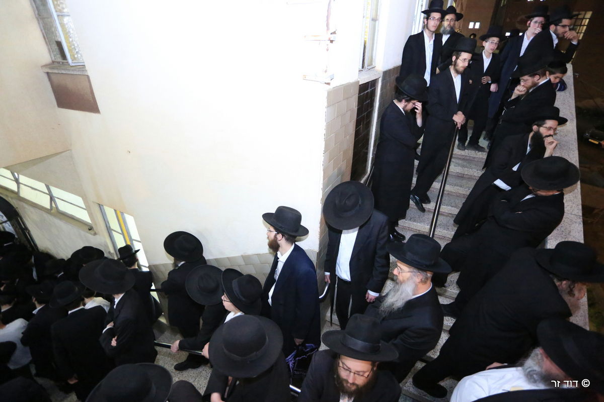 תיעוד דומע: הלוויית הרב ישראל גריינמן ז"ל