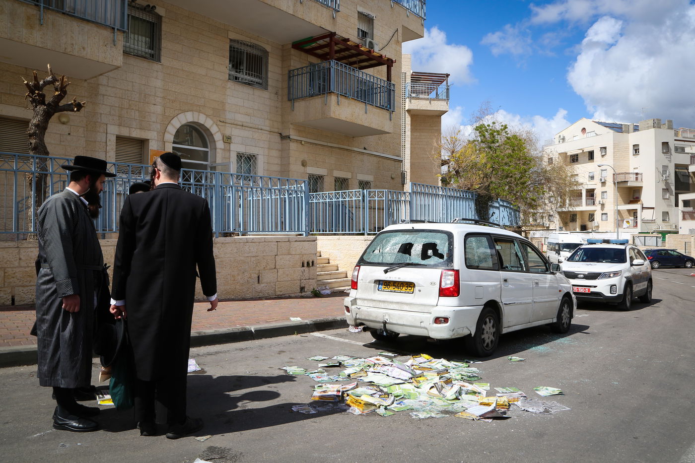 בגלל דגל ישראל: ספרי טלפונים נגנבו והושחתו, 3 נעצרו