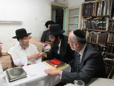 ישראל פרוש אצל מרן הגראי"ל שטיינמן עם מנהל הישיבה. ארכיון