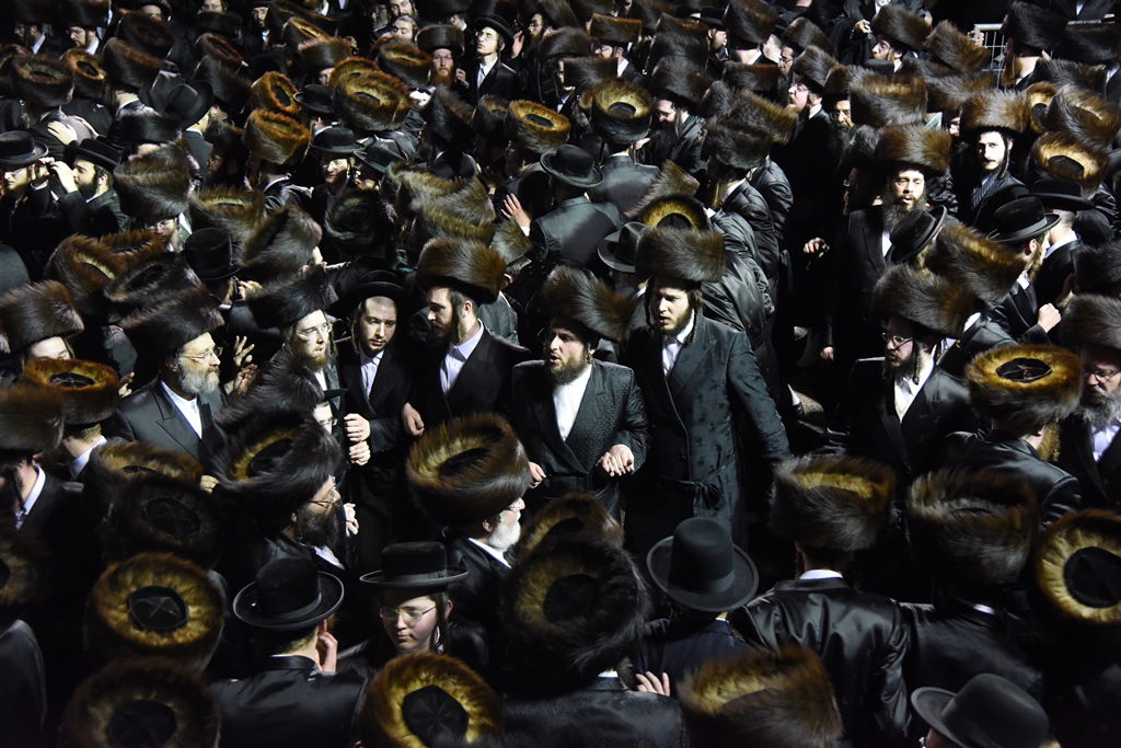 תיעוד ענק: ההדלקה של הרבי מסאטמר במירון