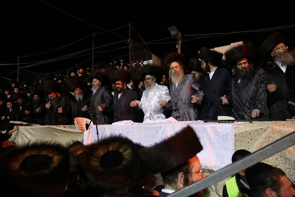 תיעוד ענק: ההדלקה של הרבי מסאטמר במירון