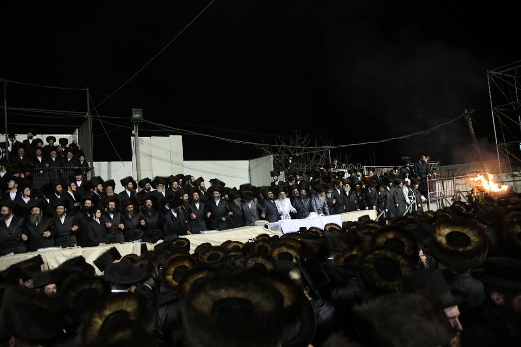 תיעוד ענק: ההדלקה של הרבי מסאטמר במירון