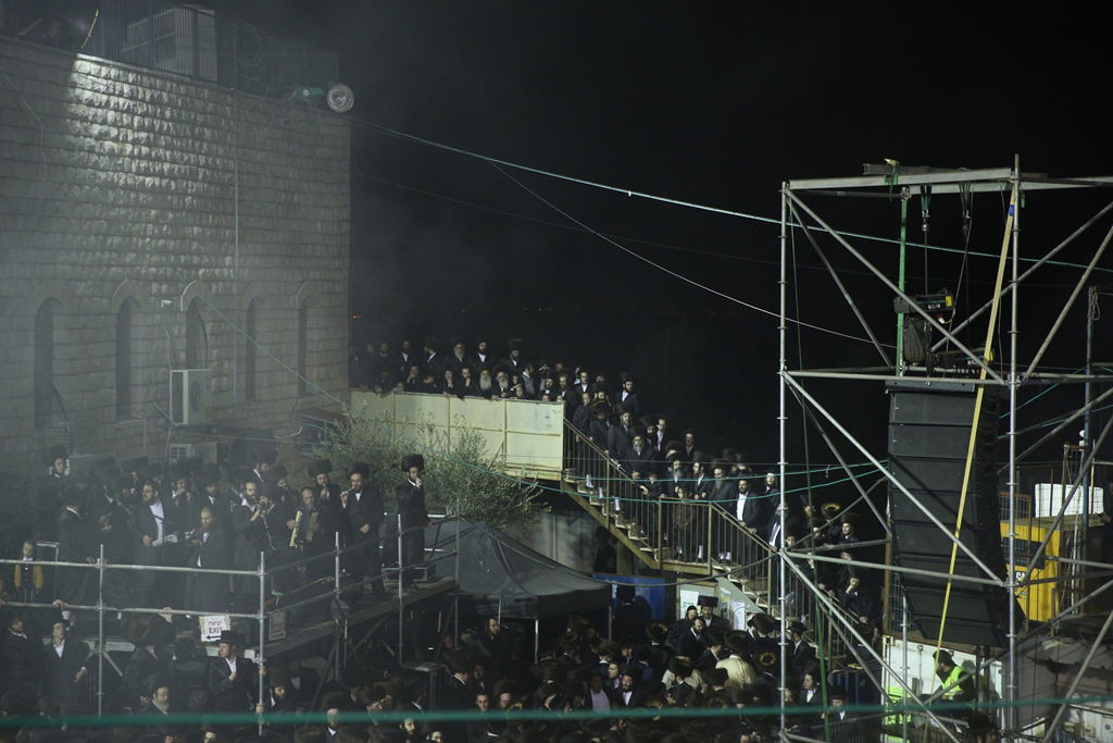 תיעוד ענק: ההדלקה של הרבי מסאטמר במירון