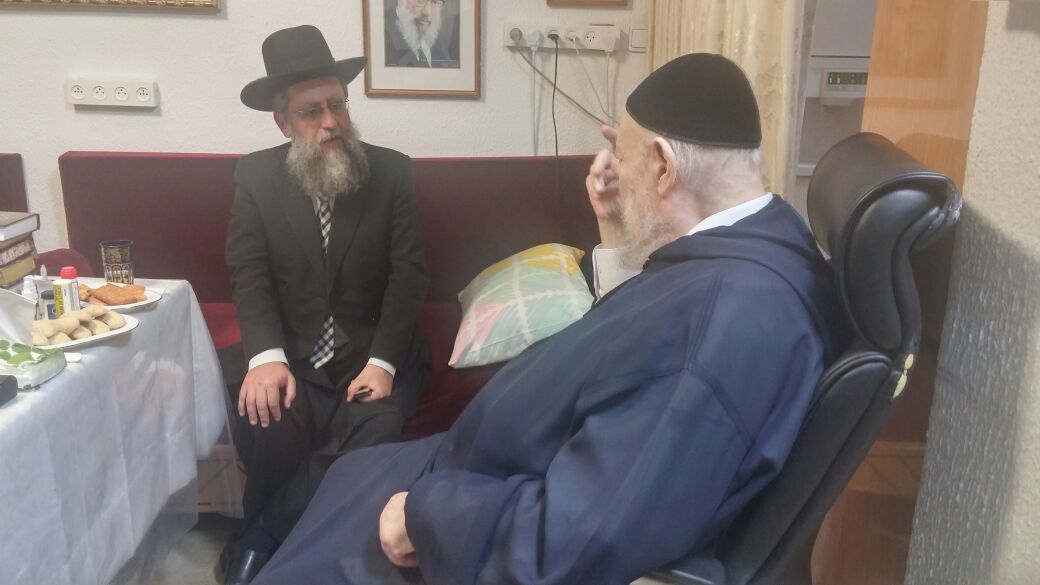 הגר"ד יוסף מספר: "אבא קיבל מים מהבאבא סאלי - ואני הבראתי"