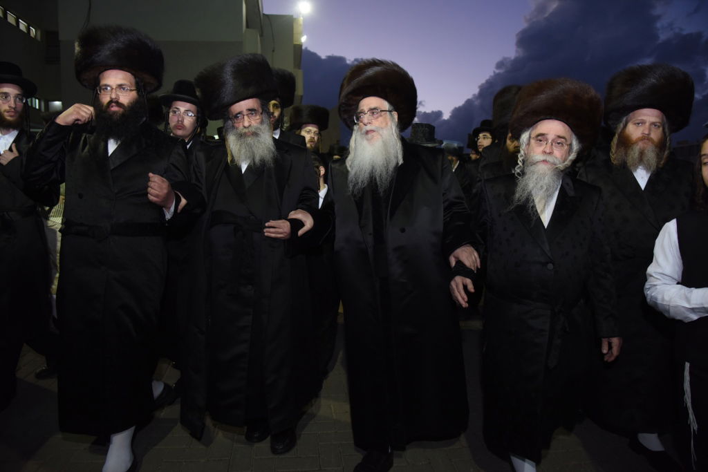 צפו: הרבי מצאנז רוקד לפני הכלה