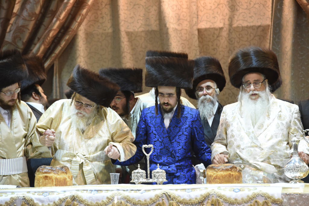 צפו: הרבי מצאנז רוקד לפני הכלה