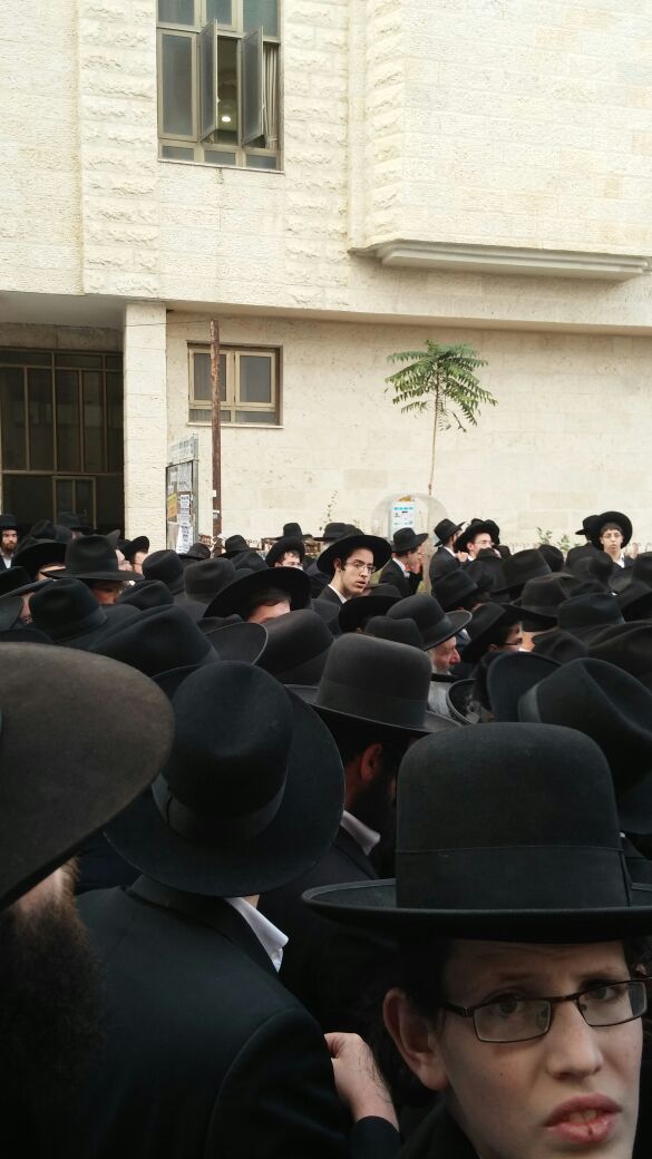 קורע לב: הבן בקדיש יתום על אביו הרב יעקב כוכב זצ"ל