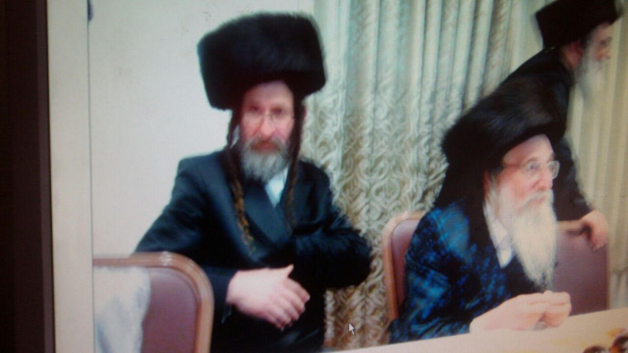 המנוח (משמאל)