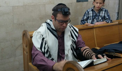 ח"כ אורן חזן עם טלית ותפילין בבית הכנסת איצקוביץ
