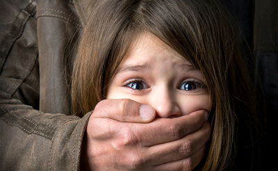 מפרה צווים ולא מאפשרת קשר בין האב לבתו – האם חויבה במאות אלפי שקלים