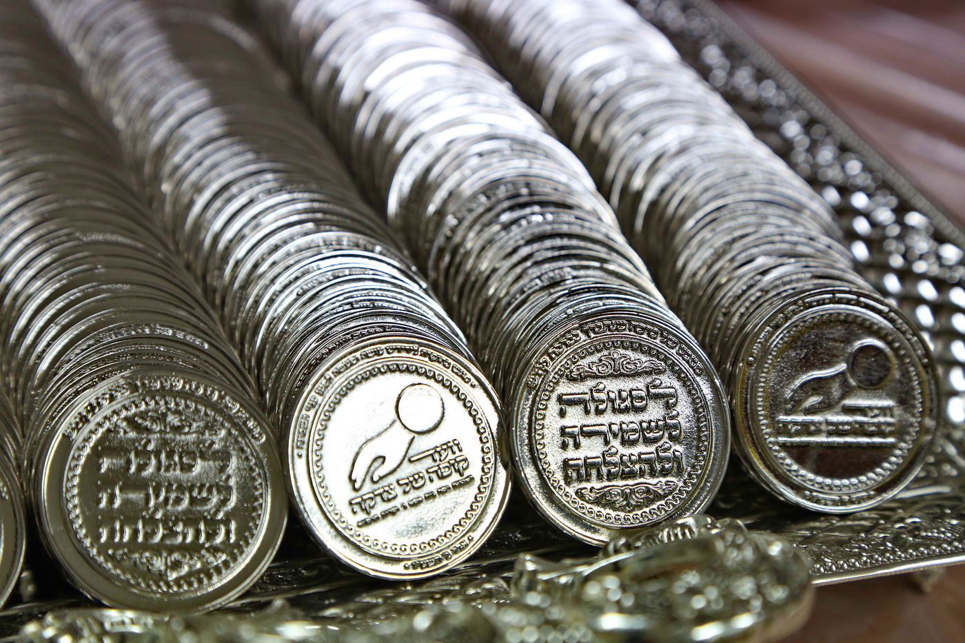 הרבי מרחמסטריווקא בירך את מטבעות הכסף • תיעוד