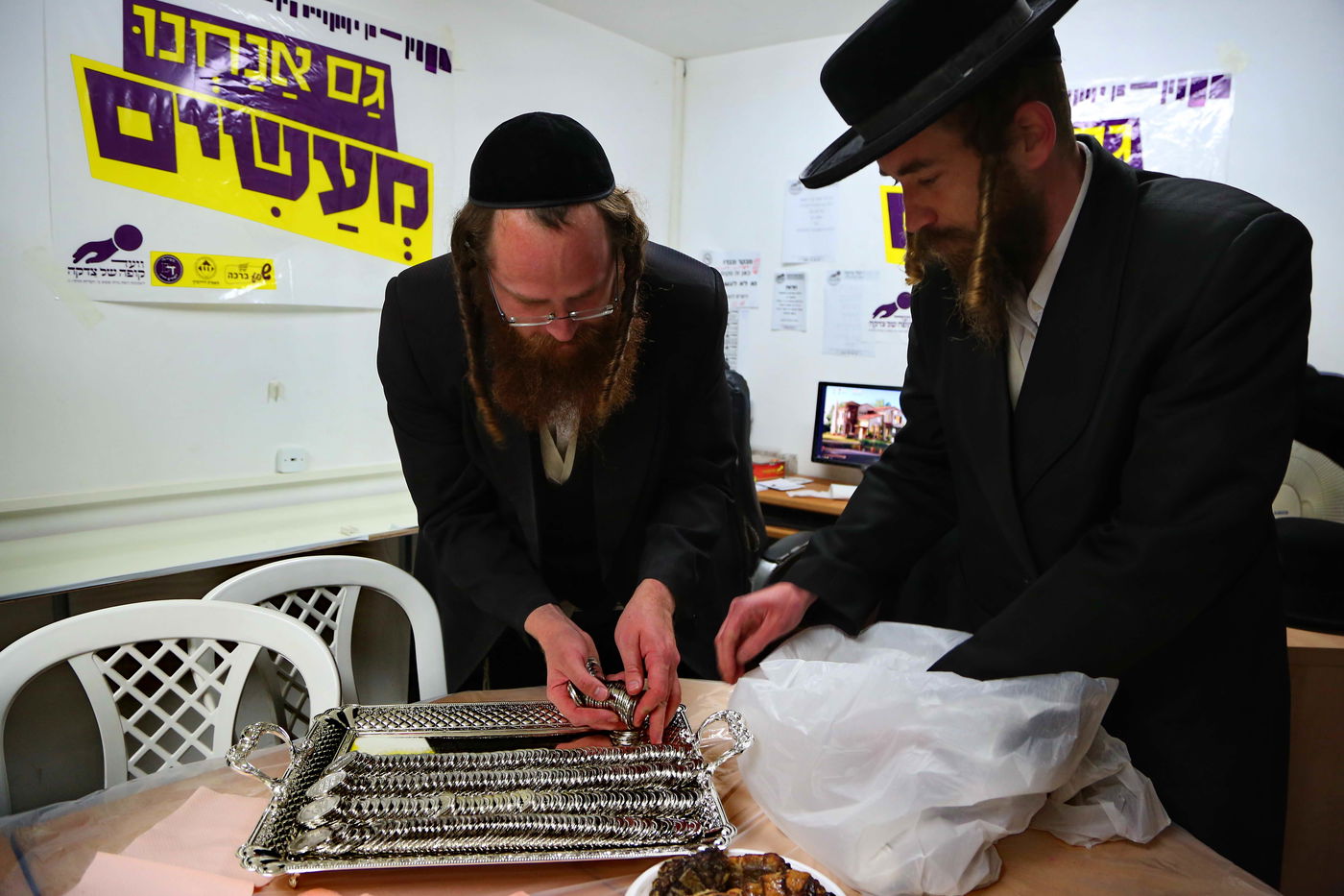 הרבי מרחמסטריווקא בירך את מטבעות הכסף • תיעוד