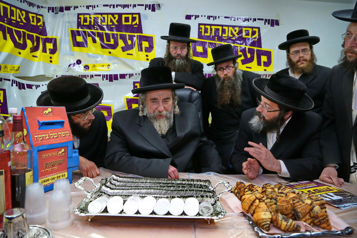 הרבי מרחמסטריווקא בירך את מטבעות הכסף • תיעוד