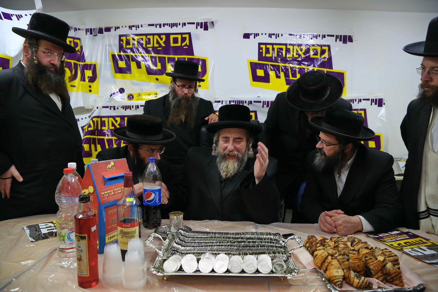 הרבי מרחמסטריווקא בירך את מטבעות הכסף • תיעוד