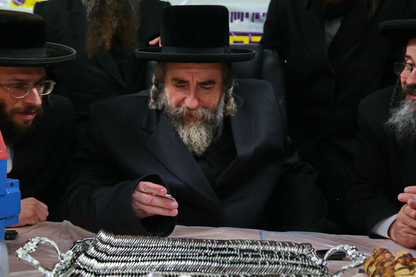 הרבי מרחמסטריווקא בירך את מטבעות הכסף • תיעוד