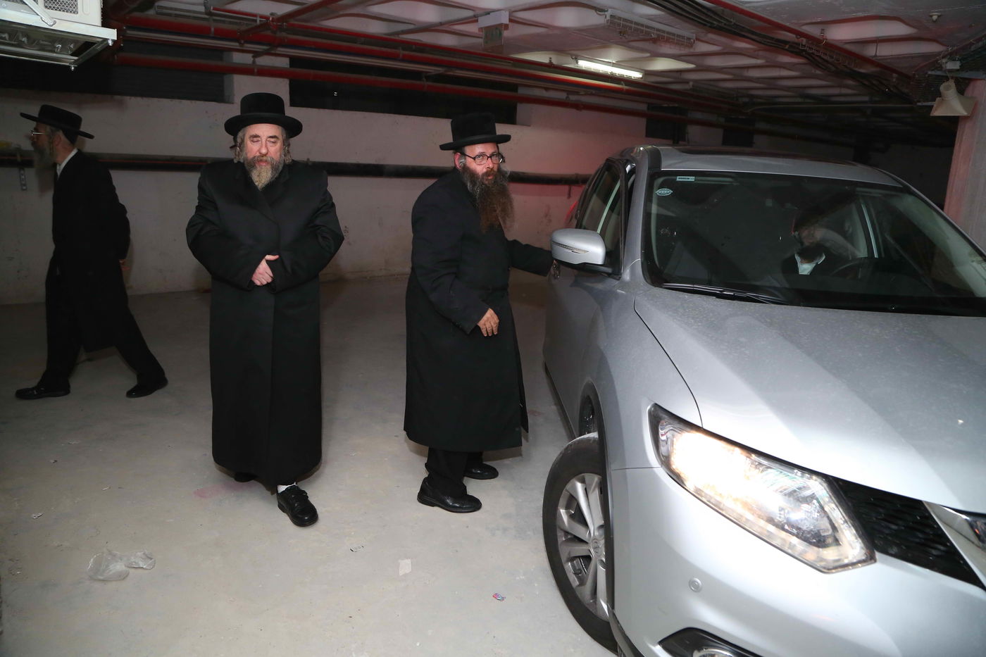 הרבי מרחמסטריווקא בירך את מטבעות הכסף • תיעוד