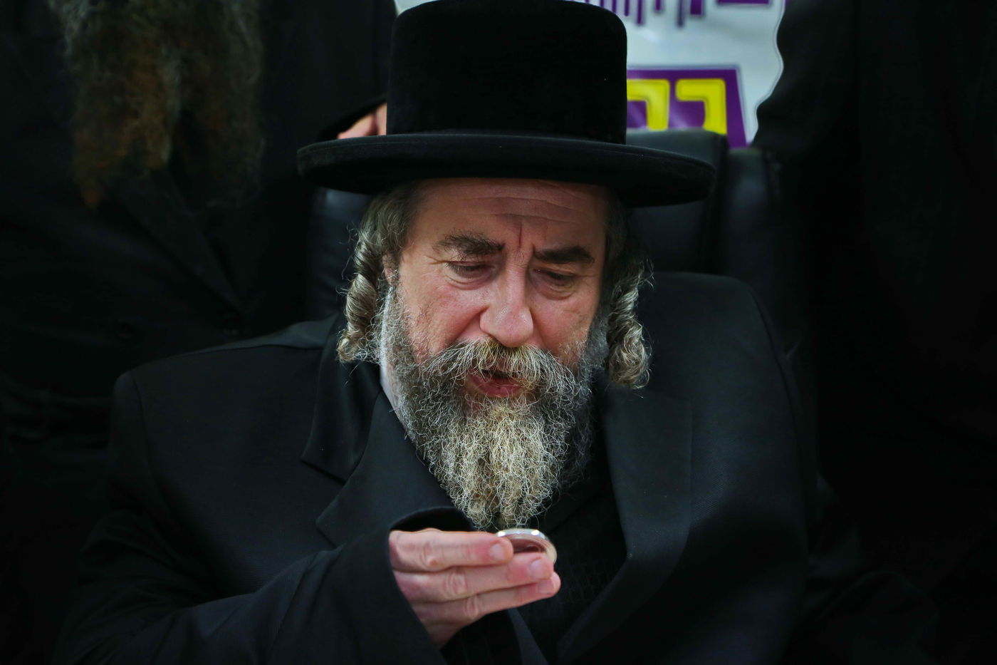 הרבי מרחמסטריווקא בירך את מטבעות הכסף • תיעוד