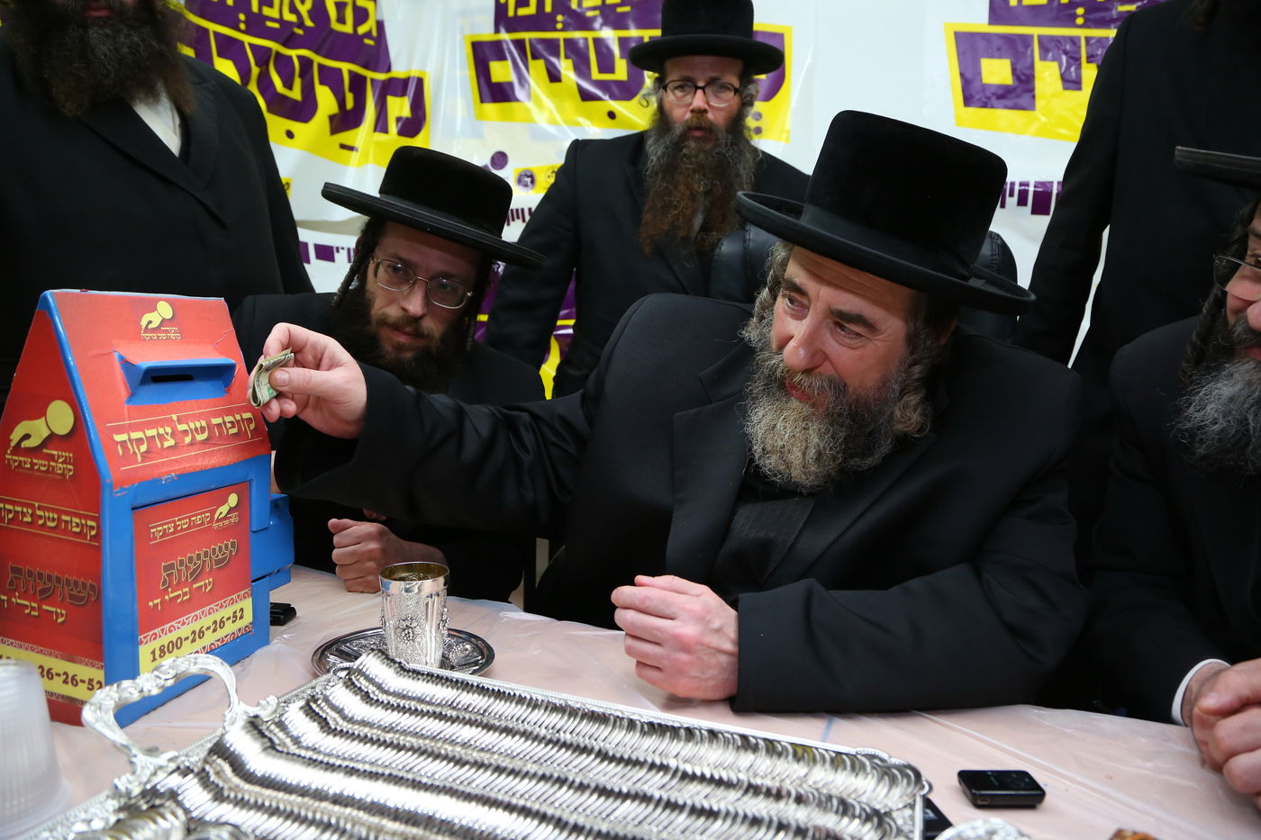 הרבי מרחמסטריווקא בירך את מטבעות הכסף • תיעוד