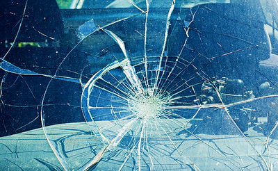 התאכזב מהמכונית שקנה והתרסק לתוך החנות