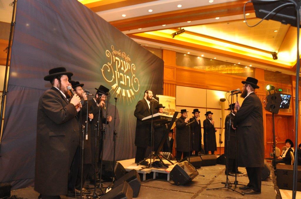 רבה של רוסיה חגג שבע ברכות ב... בני ברק. צפו