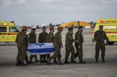 גופות הנרצחים הי"ד עם נחיתתם בארץ