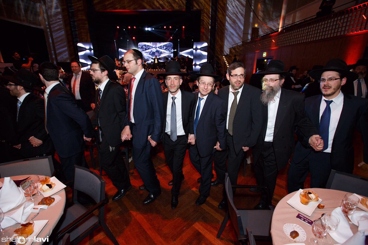 צפו: ישיבת מיר אספה כסף עם לוי פאלקאוויטש ותזמורת סימפונית